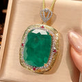 Smaragdin pendant mit Chopin-Kette